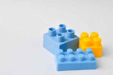 Beyaz arka planda izole edilmiş plastik oyuncak yapı taşları