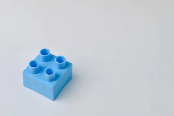 배경에 분리되어 파란색 장난감 — 스톡 사진