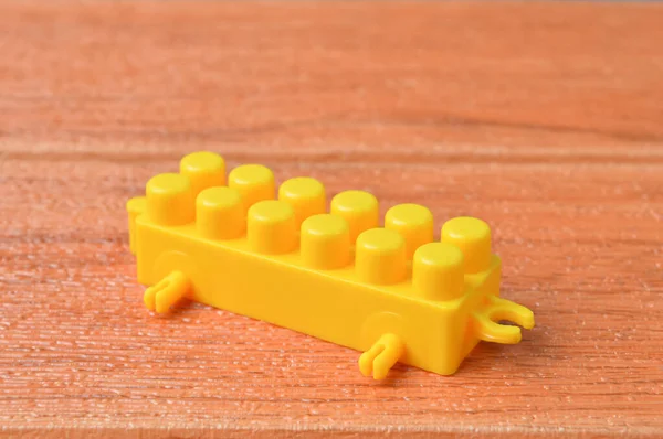 배경에 분리되어 노란색 장난감 — 스톡 사진