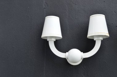 Siyah duvarda asılı elektrik lambası