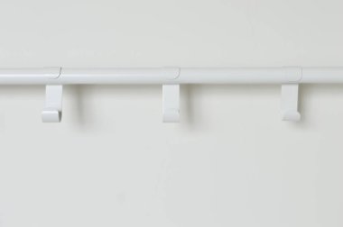 Boş elbise askısı olan beyaz duvar