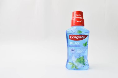 Selangor, Malezya: 22 Ocak 2022 Kolej ağız sağlığı ürünleri beyaz arka planda izole edildi