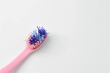 Beyaz arka planda izole edilmiş eski bir diş fırçası.