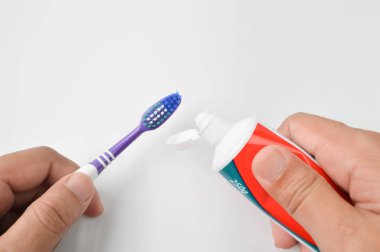 diş fırçası ve diş macunu beyaz bir arka plan üzerinde izole