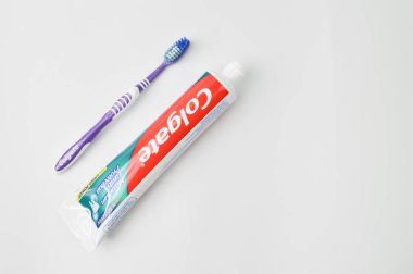 Selangor, Malezya: 22 Ocak 2022 - Diş fırçası ve diş macunu beyaz arka planda izole edildi