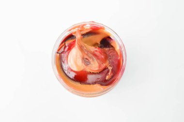 Beyaz arka planda izole edilmiş çilekli fıstık ezmesi manzarası