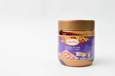 Selangor, Malezya: 22 Ocak 2022 Çilek Fıstık ezmesi şişesi beyaz arka planda izole edilmiş