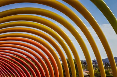 Güzel yürüme yolu metal levha desenli yapı görüntüsü