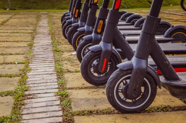 Parkta arka arkaya elektrikli scooter. Eski resim