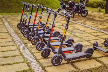 Parkta arka arkaya elektrikli scooter. Eski resim