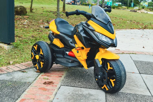 Uma Motocicleta Elétrica Para Crianças Parque — Fotografia de Stock