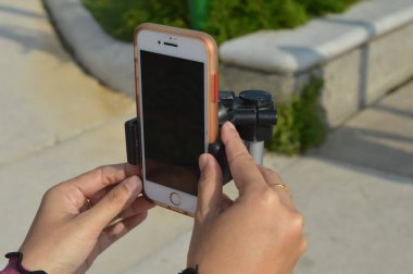 Selangor, Malezya: 23 Ocak 2022 - Kadınlar akıllı telefondan fotoğraf çekiyorlar