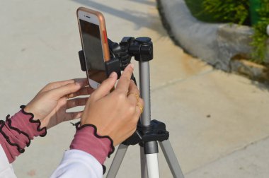 Selangor, Malezya: 23 Ocak 2022 - Kadınlar akıllı telefondan fotoğraf çekiyorlar