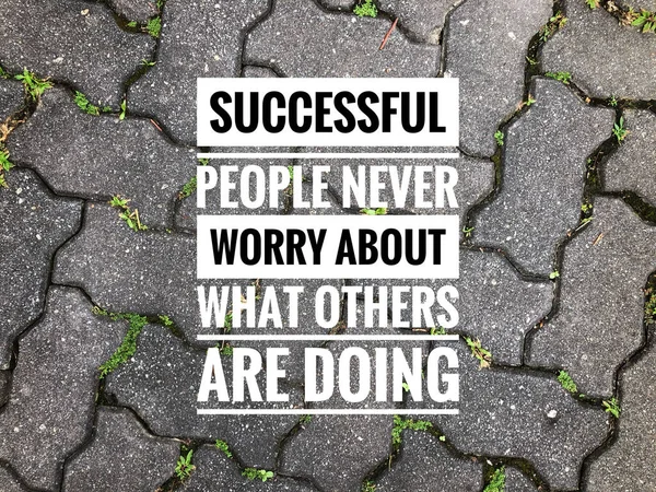 Motywacyjny Cytat Zwrotem Successful Ludzie Nigdy Nie Martwią Się Inni — Zdjęcie stockowe
