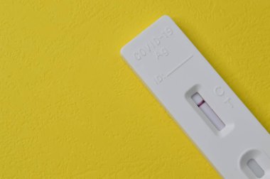 Covid-19 Antijen Hızlı Testi sarı arka planda izole edildi.