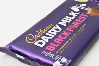 Cadbury Süt Sütü çikolatası beyaz arka planda izole edilmiş. Cadbury Dairy Milk, Cadbury tarafından üretilen bir süt çikolatasıdır.