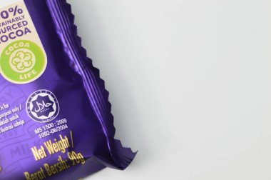 Klang, Malezya: 5 Mart 2022 - Beyaz arka planda izole edilmiş plastik yiyecekler üzerine helal sertifikalı logo.