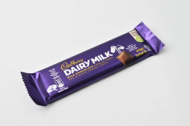 Klang, Malezya: 5 Mart 2022 Cadbury Süt Çikolatası beyaz arka planda izole edilmiş. Cadbury Dairy Milk, Cadbury tarafından üretilen bir süt çikolatasıdır.