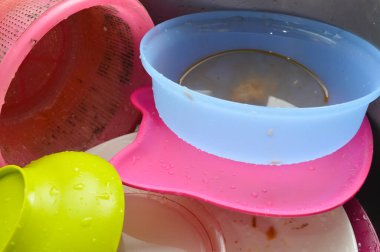 Lavaboda kirli bulaşıklar. Ev ve mutfak eşyaları konsepti