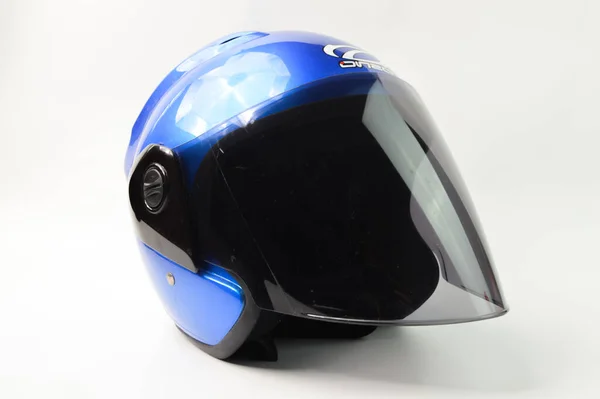 白い背景に隔離された青いオートバイのヘルメット — ストック写真