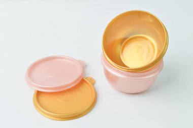 Beyaz arka planda izole edilmiş kapaklı plastik kaseler.