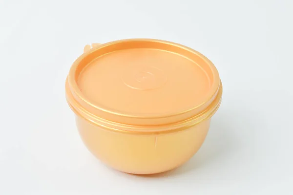 白色背景上隔离的黄色塑料碗 — 图库照片