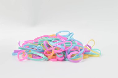 Beyaz bir arka plan üzerinde izole renkli esnek kauçuk şeritler