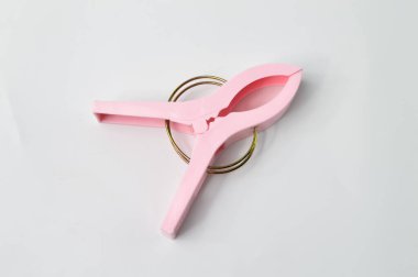 elbise beyaz bir arka plan üzerinde izole peg