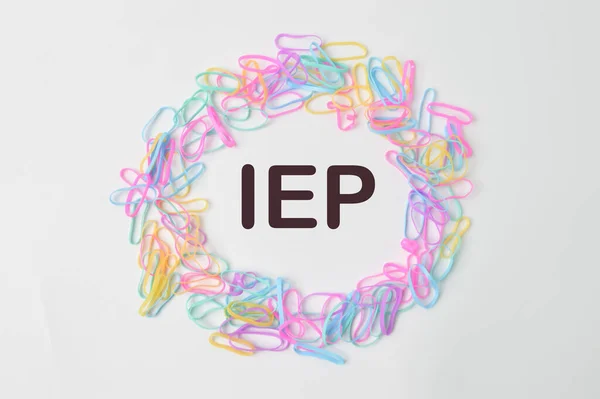 Metni IEP olan renkli lastik bantlar bireyselleştirilmiş eğitim programını temsil ediyor