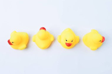 Oyuncak ördekler farklı yönlere gidiyor. Ticari yenilik, benzersiz ve farklı bir konsept düşün.