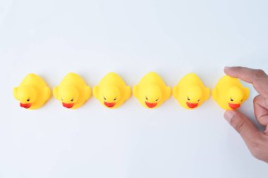 İşçi grubundan oyuncak ördek alıyor. Birini kovma kavramı.