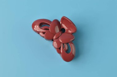 Mavi arkaplanda izole edilmiş saç tokası