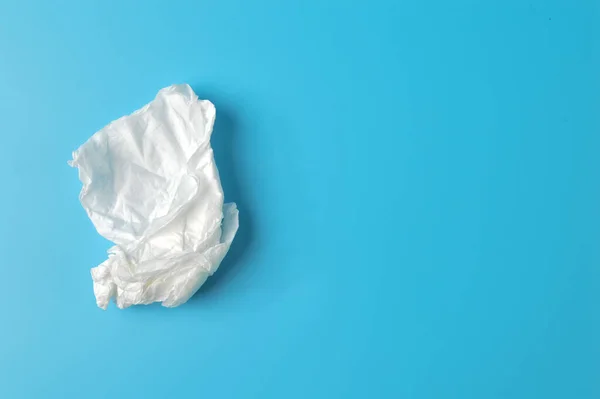 Biała Zmiażdżona Tkanka Odizolowana Niebieskim Tle Koncepcja Higieny Opieki Zdrowotnej — Zdjęcie stockowe