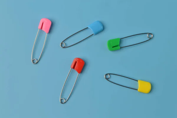 Colorful Safety Pins Isolated Blue Background — Stock Photo, Image