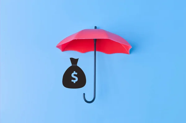 Rode Speelgoed Paraplu Geld Zak Symbool Begrip Financiële Veiligheid Investeringen — Stockfoto