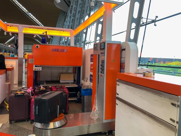Máquina Envolver Equipaje Aeropuerto Enfoque Selectivo — Foto de Stock