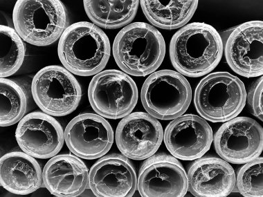 Rafta satılık siyah beyaz duvar kağıdı ruloları