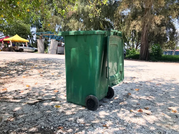 Uma Lata Lixo Verde Beira Estrada Vista Frontal — Fotografia de Stock
