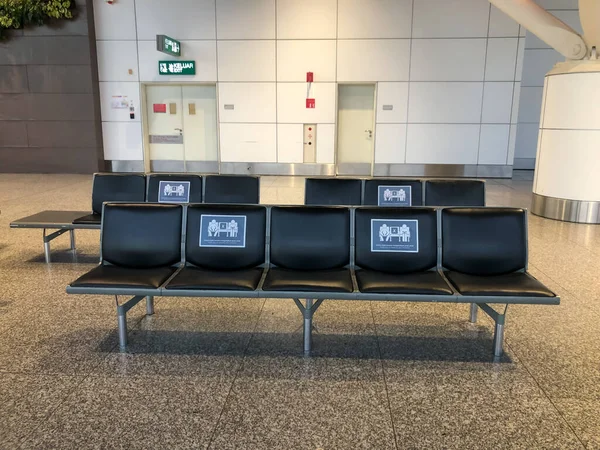 Símbolos Distanciamiento Social Asiento Terminal Del Aeropuerto — Foto de Stock