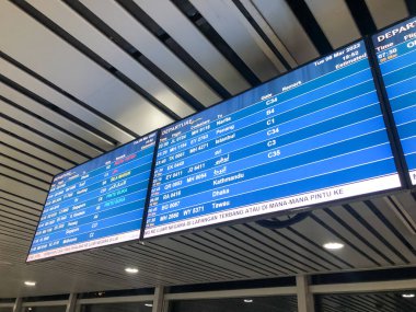 Uçak kalkış panosu havaalanı terminalinde.