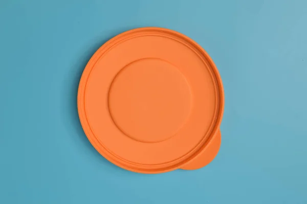 Orange Plastlock Isolerad Blå Bakgrund — Stockfoto