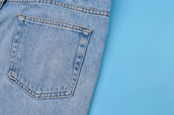 Tasca Jeans Blu Denim Isolata Fondo Blu — Foto Stock