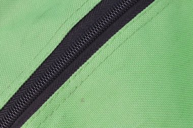 Yeşil elbisenin fermuarını kilitliyorum. Metin için alanı kopyala