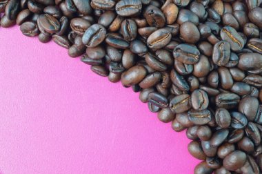 Kahverengi kahve çekirdeklerini yakından izleyin. Metin için alanı kopyala.