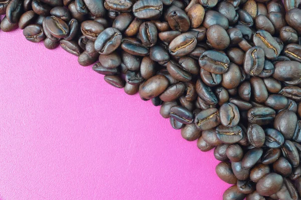 Kahverengi kahve çekirdeklerini yakından izleyin. Metin için alanı kopyala.