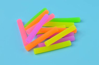 Mavi arkaplanda çeşitli renkli silgi izole edildi