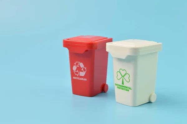 Lixo Plástico Vermelho Branco Pode Isolado Fundo Azul — Fotografia de Stock