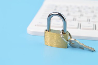 Asma kilit, anahtarlar ve laptop klavyesi. Siber güvenlik kavramı.