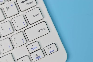 Bilgisayar klavyesinin görüntüsünü kapat. Modern teknoloji kavramı.