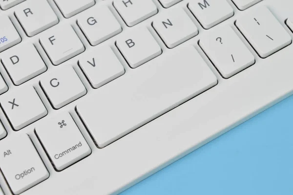 Close View Computer Keyboard Isolated Blue Background Copy Space Text — Stock Photo, Image